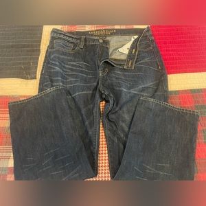Men’s American Eagle Loose dark jeans.